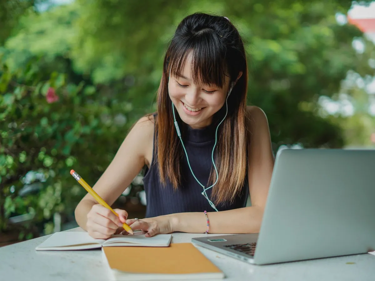 Học sinh ôn thi bên máy tính xách tay
